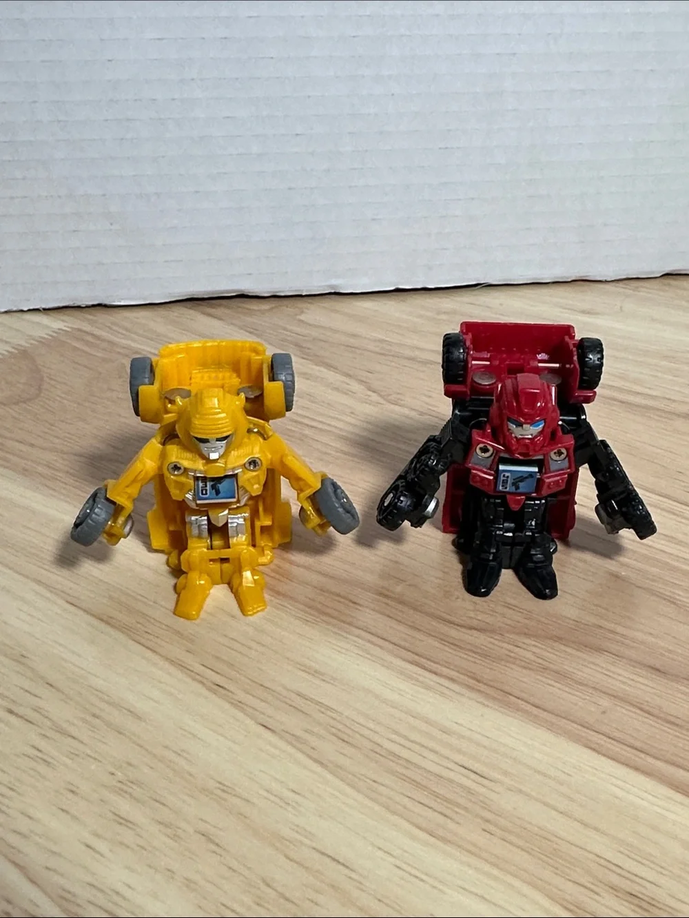 2011 Bot Shots Autobots Bumblebee π and Sentinal Prime - Picture 2 of 9